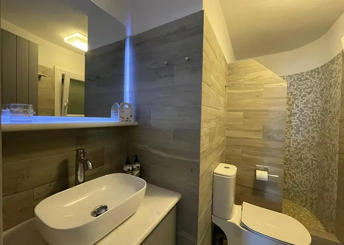 Diamantis Cove On The Mikrí Vígla